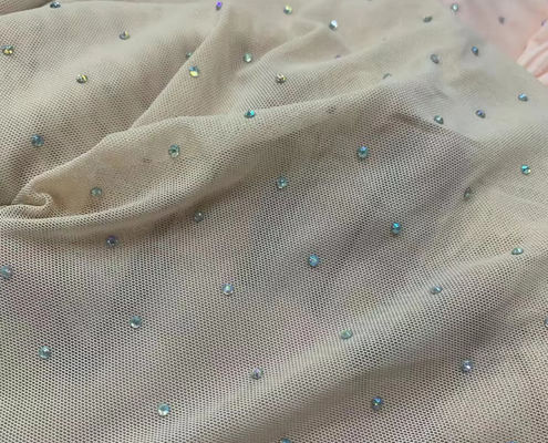 Vierzijdig elastisch wit polyestermaas strijken Drie-dimensionaal diamantgaren kleurrijke podiumkleding