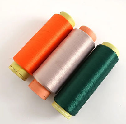 Polyestergarens voor brei- en weefwerk met 100% polyester en een gelijkmatige samenhang