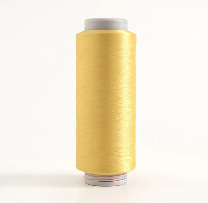 Polyestergarens voor brei- en weefwerk met 100% polyester en een gelijkmatige samenhang
