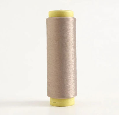 Polyestergarens voor brei- en weefwerk met 100% polyester en een gelijkmatige samenhang