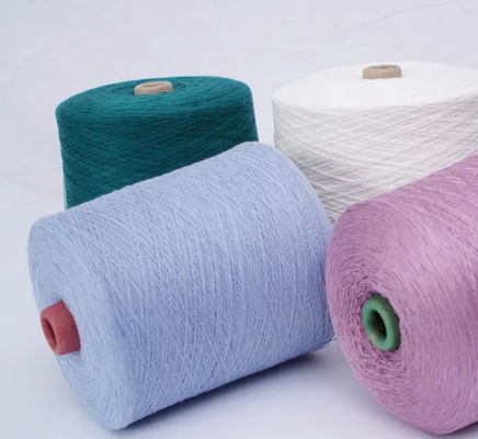 Polyestergarens voor brei- en weefwerk met 100% polyester en een gelijkmatige samenhang